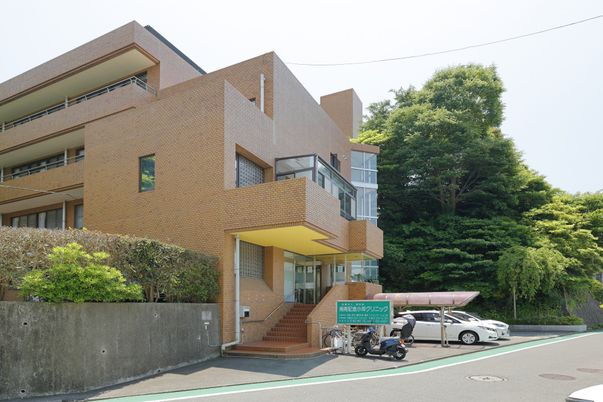 広い玄関が特徴の建物外観