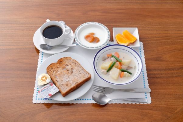 朝食セットのテーブル