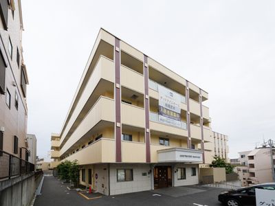 明るい建物の外観