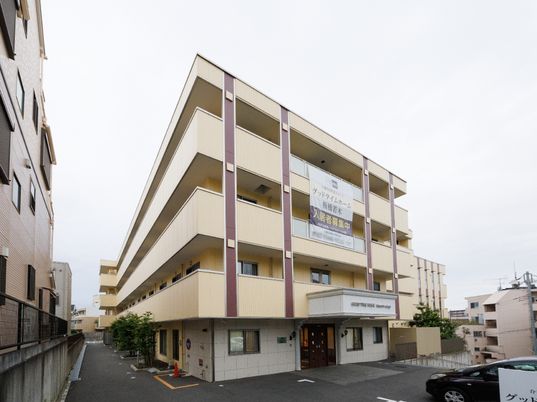 明るい建物の外観