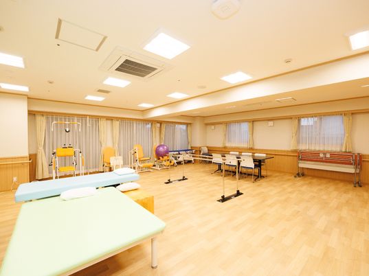 広々とした明るい機能訓練室