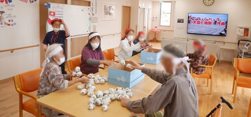 作業をする人々の居室