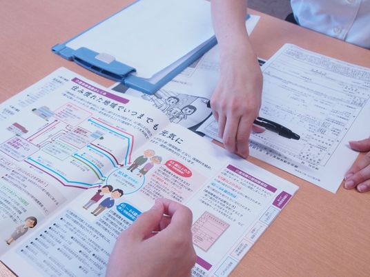 書類に記入する様子
