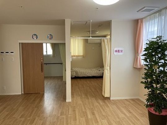 明るい個室の一角