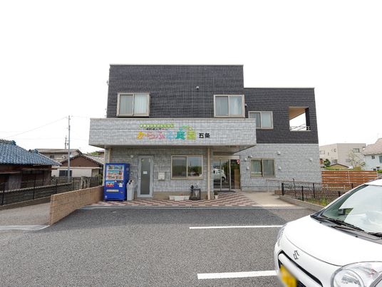 施設の外観朝の様子
