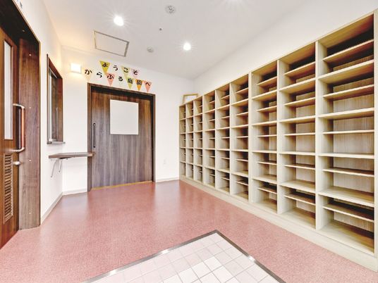 玄関先の靴箱と掲示板