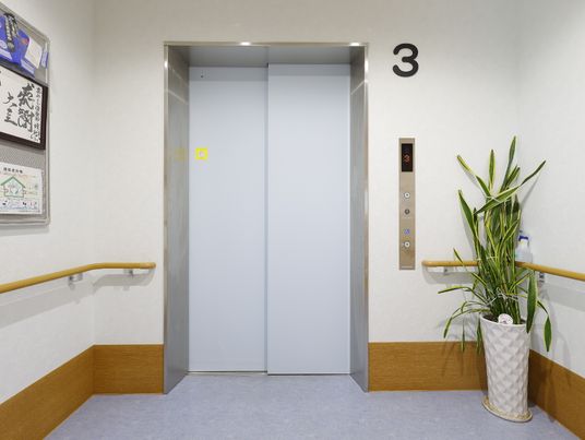 手すり付きのエレベーターホール