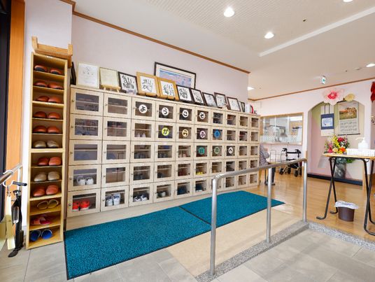 エントランスの靴箱と掲示物