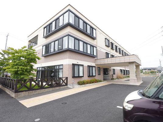モダンな外観の建物
