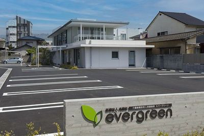 広々とした駐車場の外観