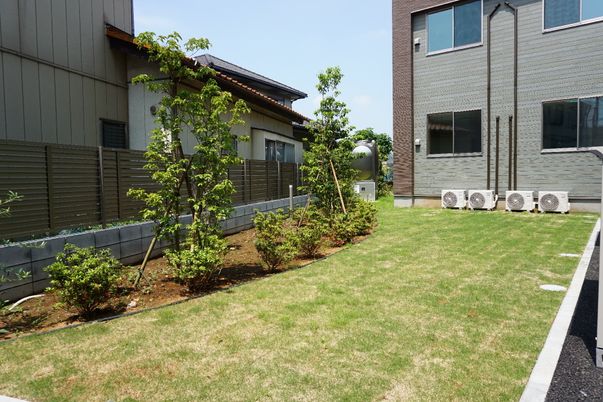 緑豊かな施設の庭