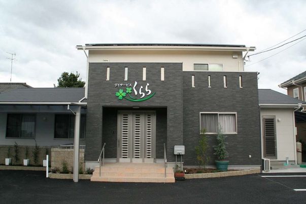 シックな外観の建物