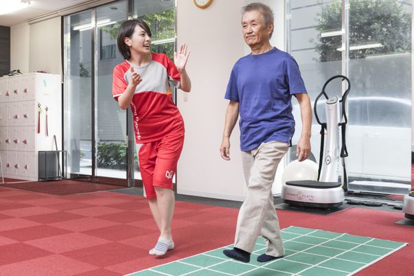 運動補助の様子 機能訓練室  