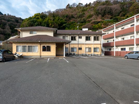 施設の駐車場と外観