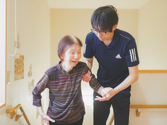 支援を受ける高齢者とスタッフ
