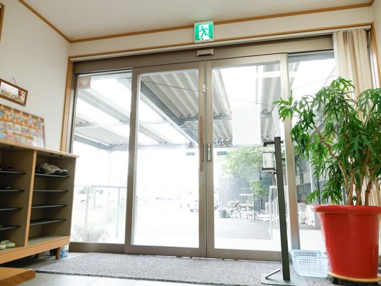 明るいエントランス風景