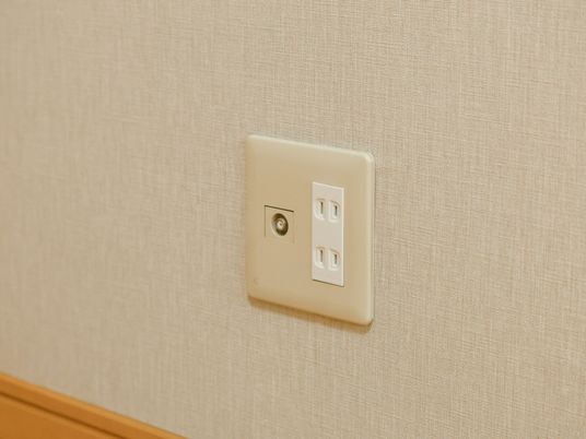 壁に取り付けられたコンセント