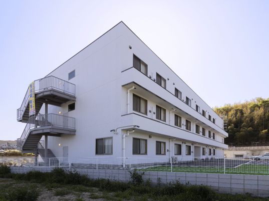 白い壁の建物外観