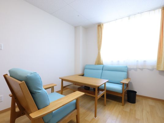 明るい居室の一角