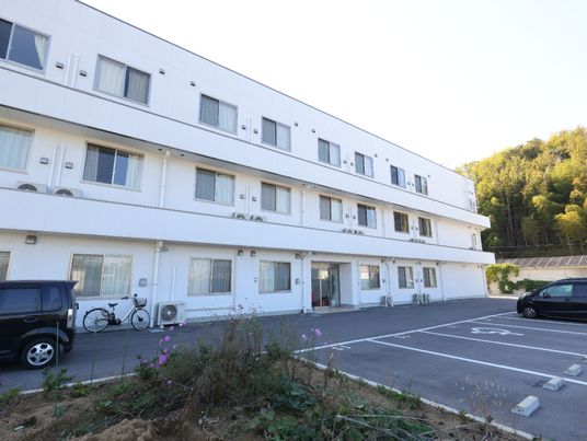 白い壁の建物外観