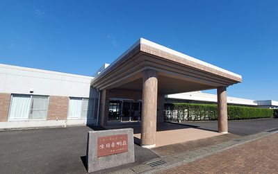 立派な玄関ポーチの建物