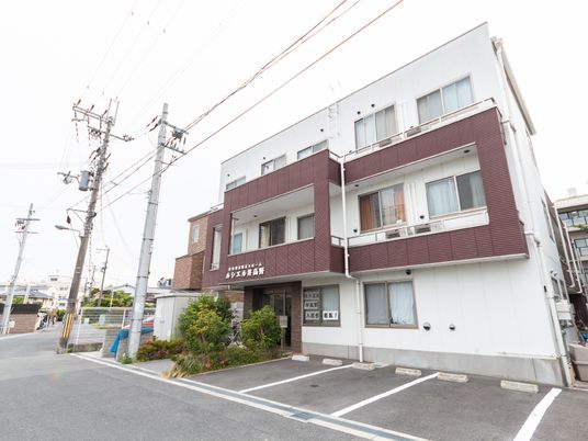 赤茶色の外壁の建物正面