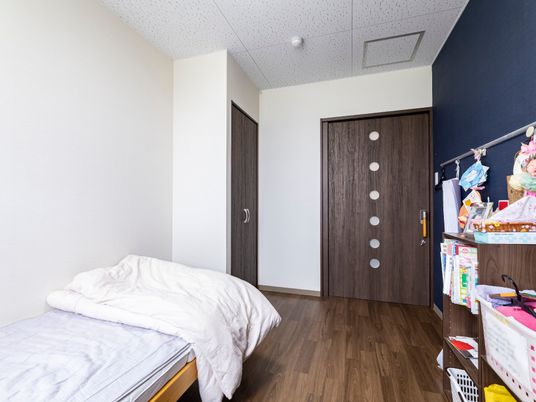 居室のベッドと収納