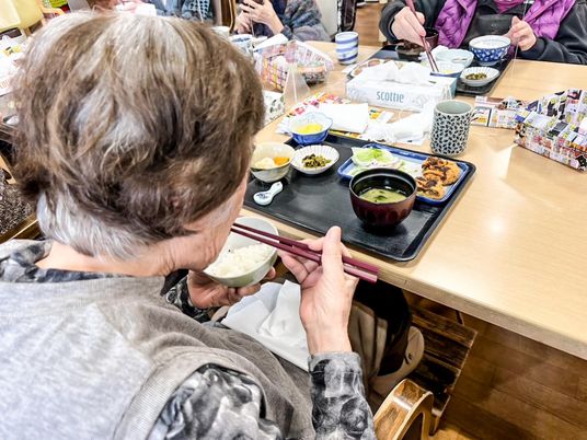 家族のような食事風景