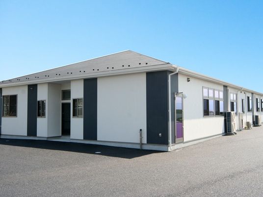 新築そうな施設の外観