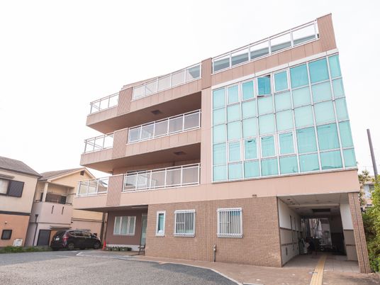 開放的な建物の外観