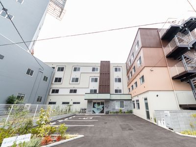 施設のきれいな外観
