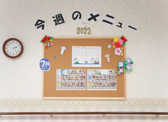 掲示物と時計がある壁面
