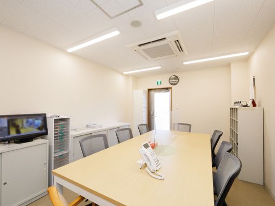 会議室のテーブルと椅子