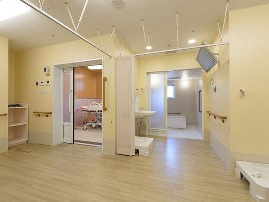 明るい廊下と部屋の一部