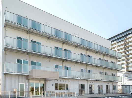白い建物の外観