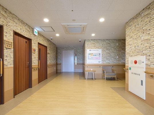 石壁と木目調のロビー