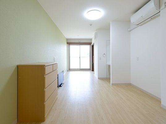 明るい居室の内観