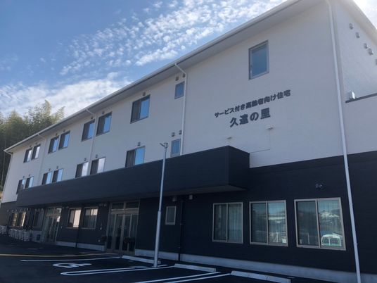 新築そうな外観の建物