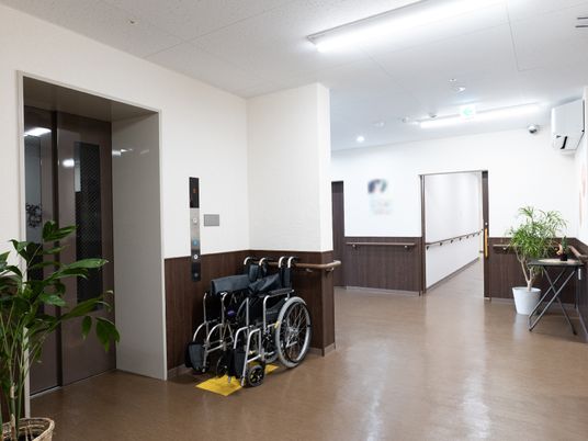 バリアフリーのきれいな廊下