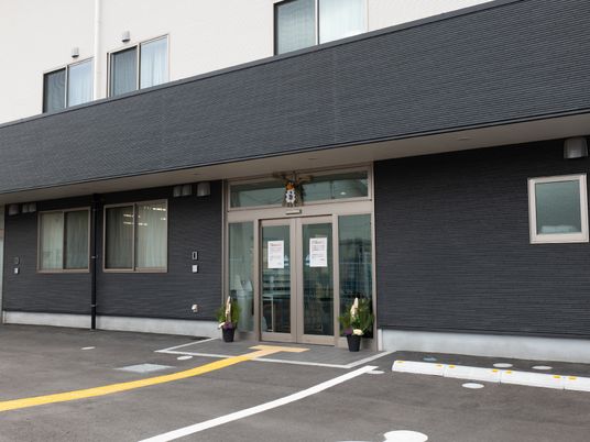 モダンな建物のエントランス