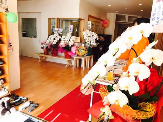エントランスの花と掲示物