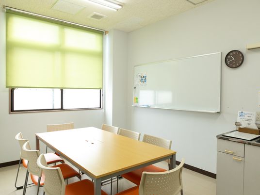 明るい会議室の一角