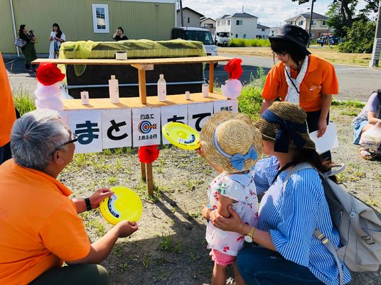 屋外での輪投げゲーム