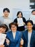 賞状を持つ人々の笑顔