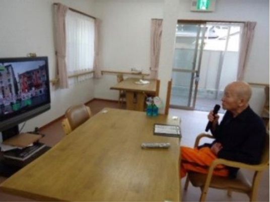 テレビを見る高齢者