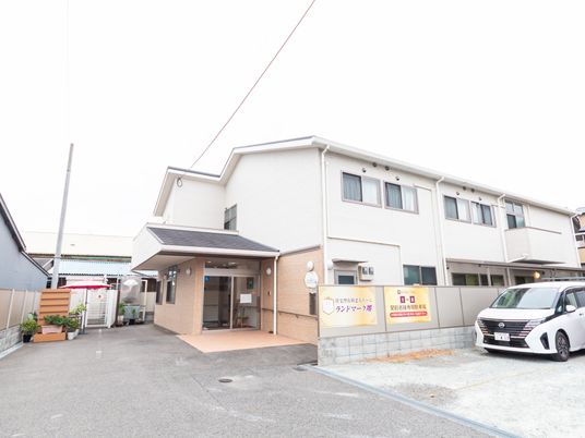 明るいエントランス外観