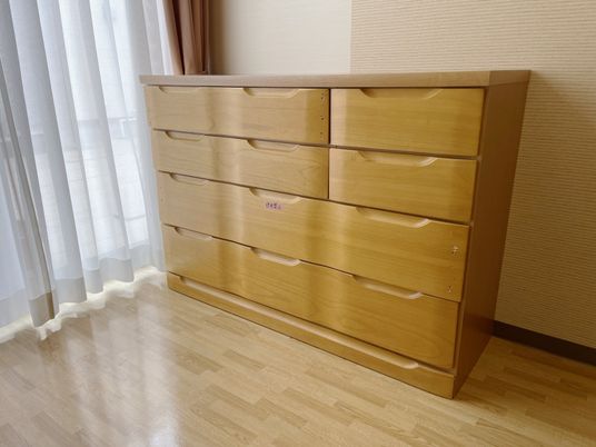 洋室の整頓されたたんす