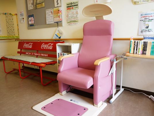 ピンクの理美容室用チェア