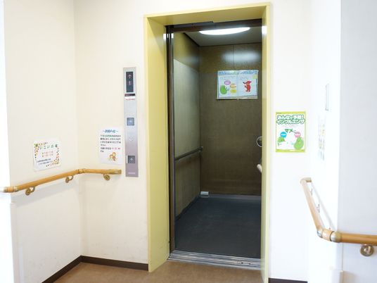 手すり付きのエレベーター前