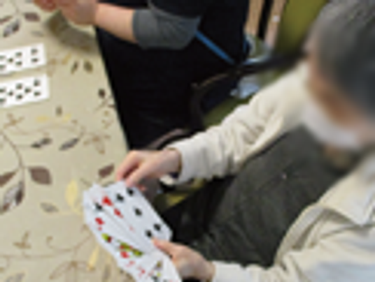 カードゲームを楽しむ様子